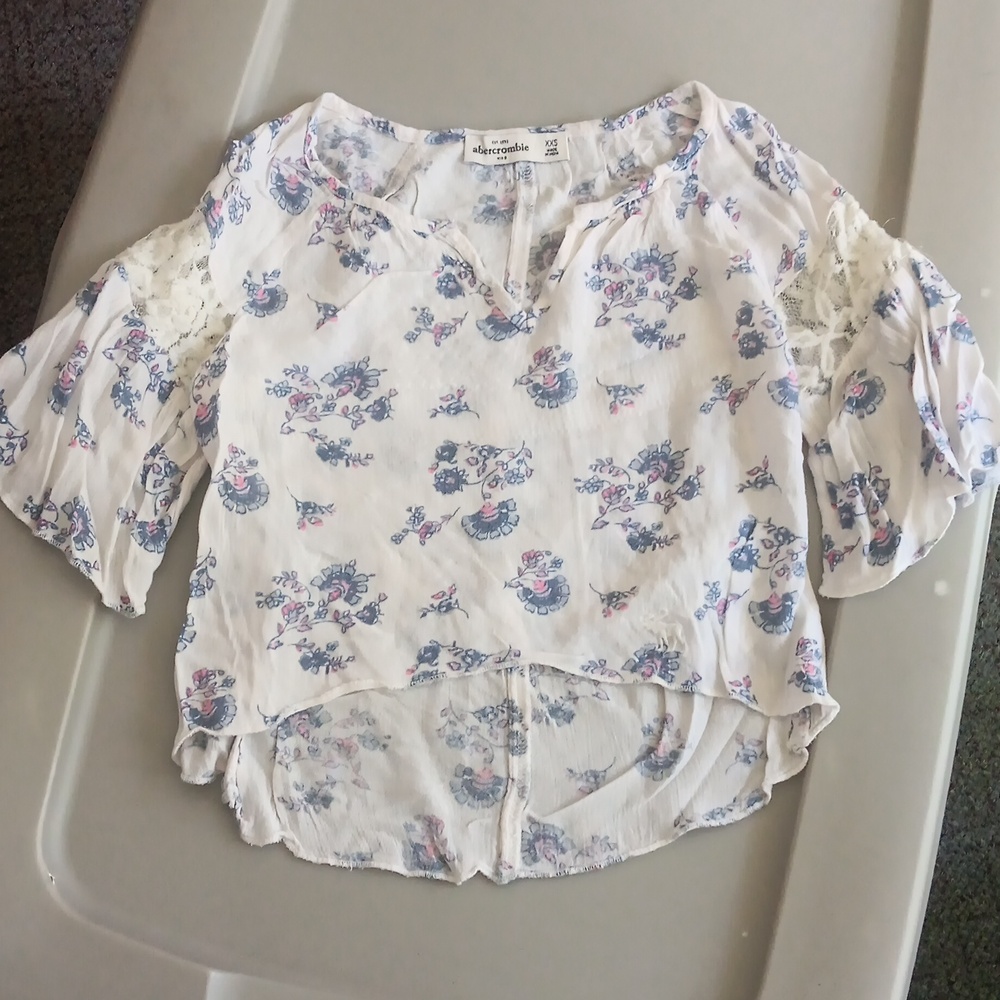 Abercrombie hi-low floral print top with lace on sleeves
